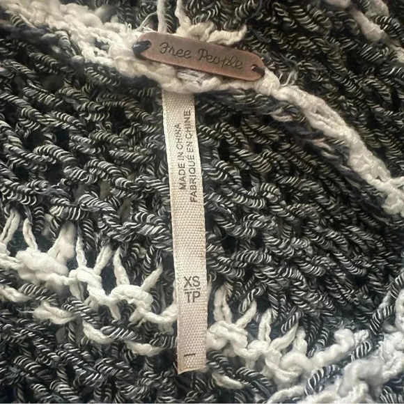 FREE PEOPLE Folksong Fringe Turtle Neck Cowl Tunic
Sweater Size XS - Picture 7 of 8